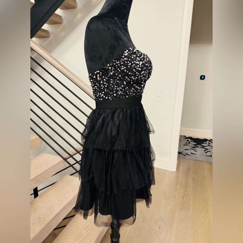 Elegant Black Dress - Picture 2 of 4
